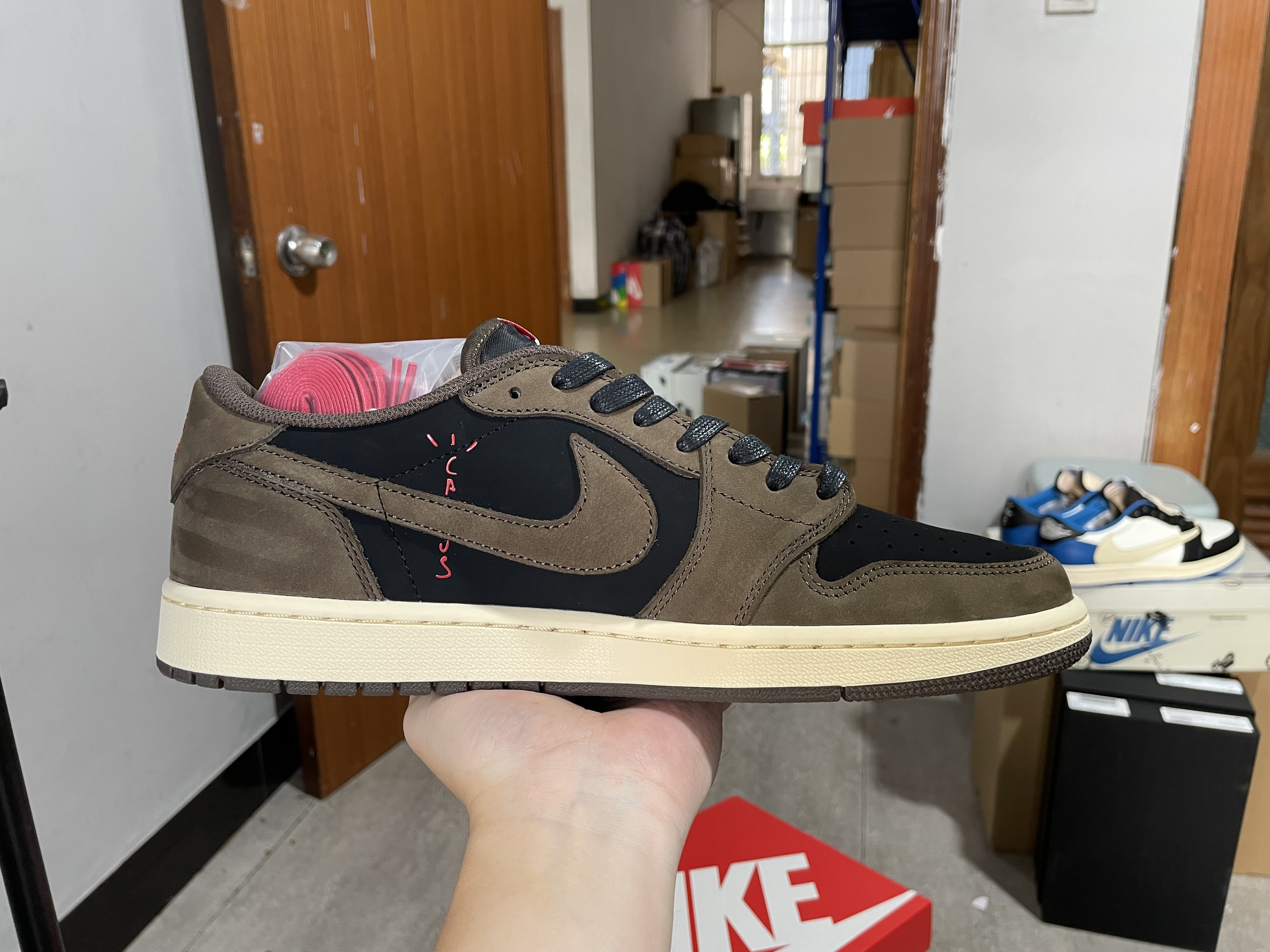 Travis Scott x Air Jordan 1 Low Mocha CQ4277-001